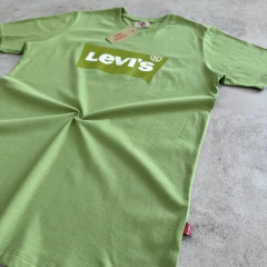 REMERA LEVI´S VERDE OLIVA - Elixir Indumentaria