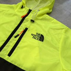 ROMPEVIENTOS TNF NEGRO Y FLÚOR