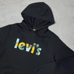 BUZO HOODIE LEVI'S CAMUFLAJE NEGRO en internet
