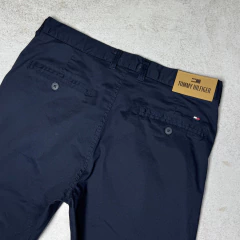PANTALON CHINO TOMMY AZUL - Elixir Indumentaria