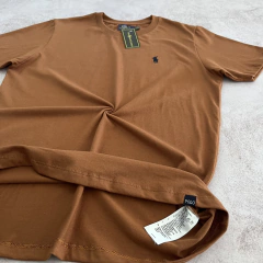 REMERA POLO CLÁSICA DULCE DE LECHE en internet