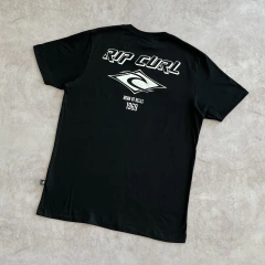 REMERA RIP CURL ESTAMPA BORN AT BELLS NEGRO - tienda online
