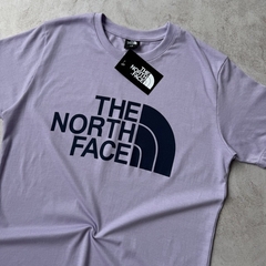 REMERA TNF LILA ESTAMPA AZUL en internet