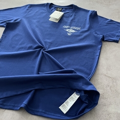 REMERA RIP CURL ESTAMPA BORN AT BELLS AZUL FRANCIA - Elixir Indumentaria