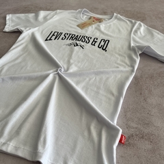REMERA LEVI´S ESTAMPA STRAUSS & CO BLANCA en internet