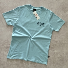 REMERA RIP CURL ESTAMPA BORN AT BELLS CELESTE