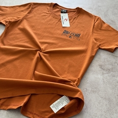 REMERA RIP CURL ESTAMPA BORN AT BELLS LADRILLO - Elixir Indumentaria