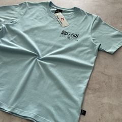 REMERA RIP CURL ESTAMPA BORN AT BELLS CELESTE en internet