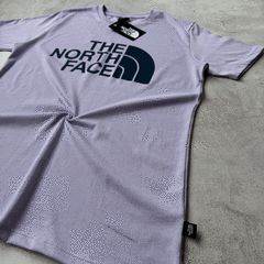 REMERA TNF LILA ESTAMPA AZUL - Elixir Indumentaria