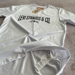 REMERA LEVI´S ESTAMPA STRAUSS & CO BLANCA - Elixir Indumentaria