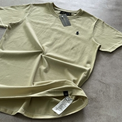 REMERA POLO CLÁSICA ARENA - Elixir Indumentaria