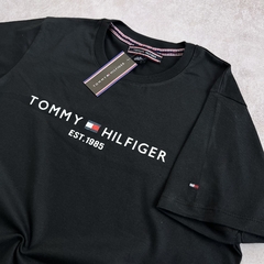 REMERA TOMMY NEGRO - Elixir Indumentaria