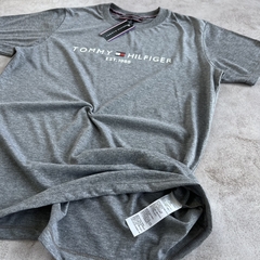 REMERA TOMMY GRIS en internet