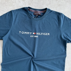 REMERA TOMMY PETROLEO - comprar online