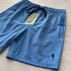 MALLA POLO BOLSILLO CON CIERRE CELESTE - comprar online