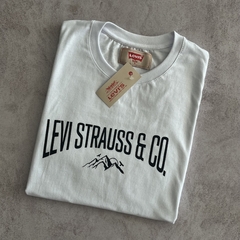 REMERA LEVI´S ESTAMPA STRAUSS & CO BLANCA - tienda online