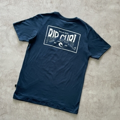 REMERA RIP CURL ESTAMPA BORN AT BELLS PETROLEO - tienda online