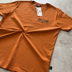 REMERA RIP CURL ESTAMPA BORN AT BELLS LADRILLO en internet