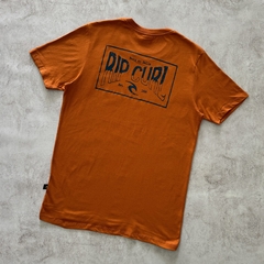 REMERA RIP CURL ESTAMPA BORN AT BELLS LADRILLO - tienda online