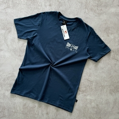 REMERA RIP CURL ESTAMPA BORN AT BELLS PETROLEO