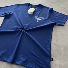 REMERA RIP CURL ESTAMPA BORN AT BELLS AZUL FRANCIA en internet