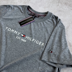 REMERA TOMMY GRIS - Elixir Indumentaria