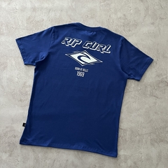 REMERA RIP CURL ESTAMPA BORN AT BELLS AZUL FRANCIA - tienda online