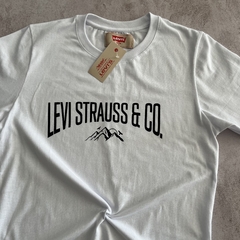 REMERA LEVI´S ESTAMPA STRAUSS & CO BLANCA - comprar online
