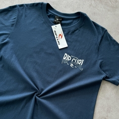 REMERA RIP CURL ESTAMPA BORN AT BELLS PETROLEO - comprar online