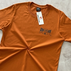 REMERA RIP CURL ESTAMPA BORN AT BELLS LADRILLO - comprar online