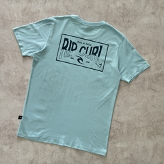 REMERA RIP CURL ESTAMPA BORN AT BELLS CELESTE - tienda online