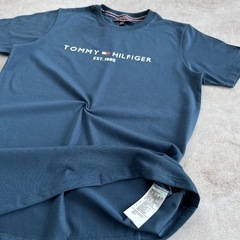 REMERA TOMMY PETROLEO en internet