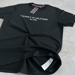 REMERA TOMMY NEGRO en internet