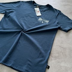 REMERA RIP CURL ESTAMPA BORN AT BELLS PETROLEO en internet