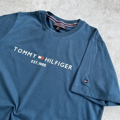 REMERA TOMMY PETROLEO - Elixir Indumentaria