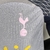 camisa-tottenham-treino-23-24-jogador-nike-masculina-cinza-com-detalhes-em-rosa-e-amarelo