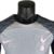 camisa-tottenham-treino-23-24-jogador-nike-masculina-cinza-com-detalhes-em-rosa-e-amarelo