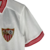 kit-infantil-sevilla-i-castore-23-24-branco-com-detalhes-em-vermelho