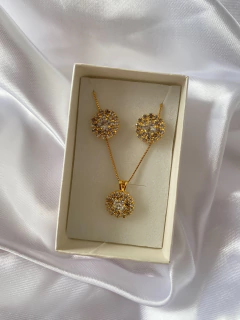 Conjunto Shine redondo colar e brinco cravejado na internet