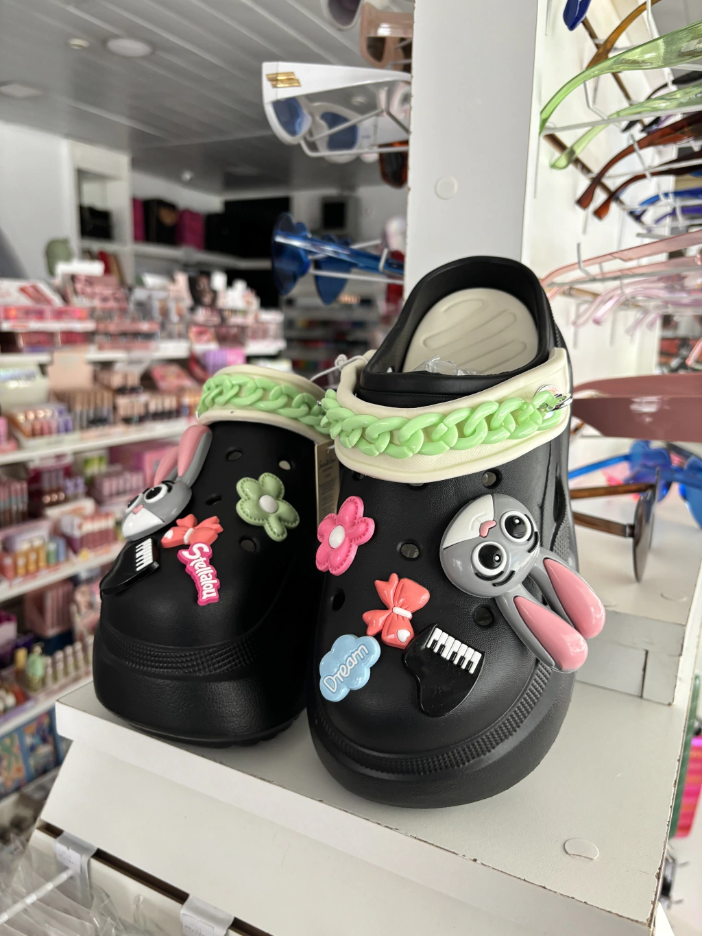 Crocs Importadas con apliques Conejo y Cadena