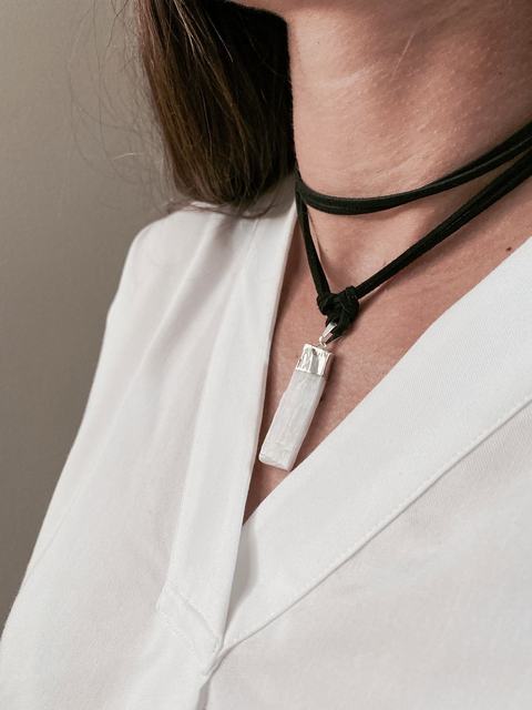 Collar VG - Selenita Plata & Gamuza negra