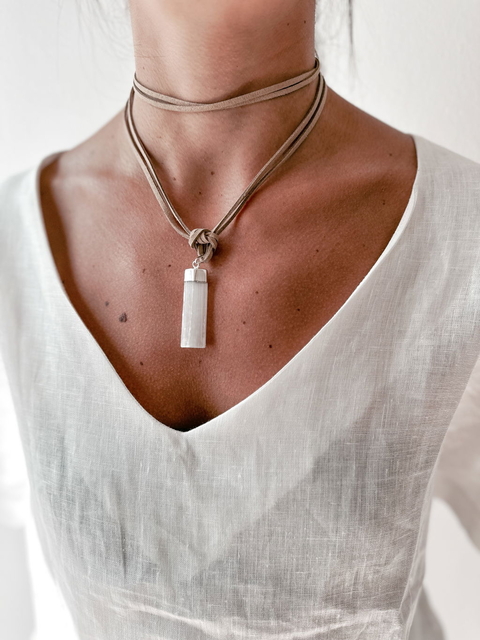 Collar VG - Selenita Blanca Plata & Gamuza marrón