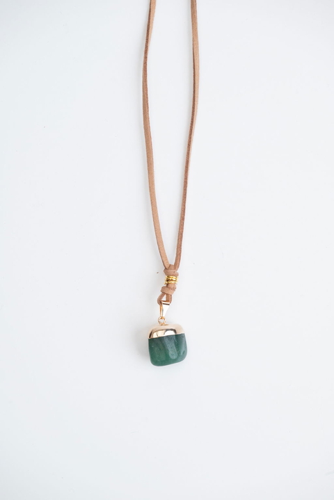 Collar ML - Cuarzo Verde rolado Oro & Gamuza marrón