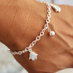 PULSERA MANO Y BOLITAS TAMAR