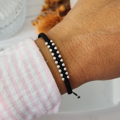 PULSERA DE HILO DOBLE BOLITAS NEGRA