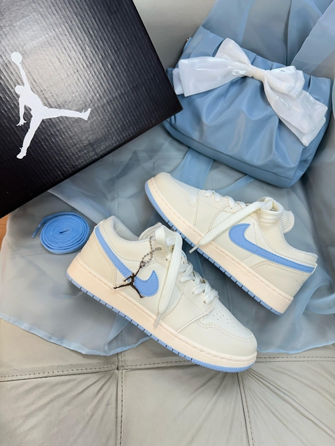 Nike azul bebê