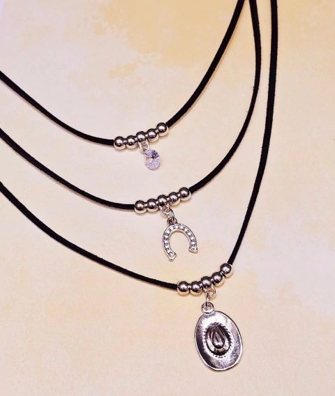 Colar de couro camurça preto trio chapéu