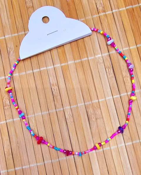 Colar de miçanga com cascalho colorido