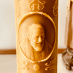 Vela 100% Cera de Abelha Maciça com tema São Padre Pio - Peregrino de Fé