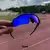Óculos de sol esportivo Radar EV na cor Magic Blue, com lente espelhada em tons de azul e preto, acompanhado de uma case de proteção.